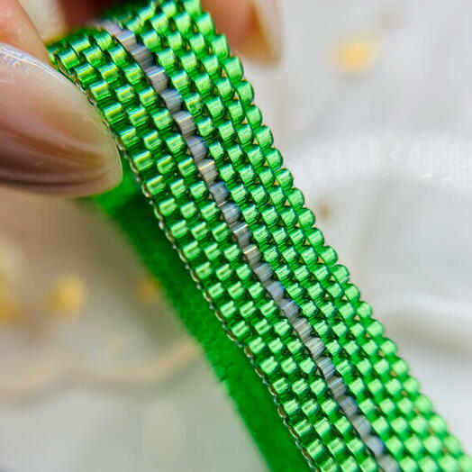 Yaşıl qolbaq ortasında saten muncuqları ilə :)