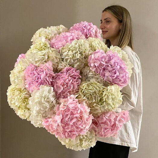 Авторский букет из гортензии под ленту