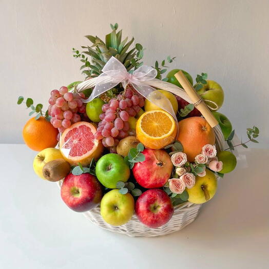 Фруктовая корзина "Grandee" из фруктов и спрей роз