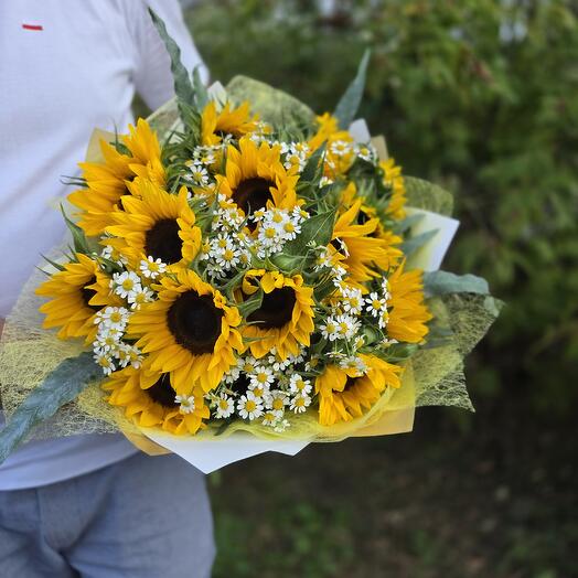 Bouquet "Sunflowers with chamomile"