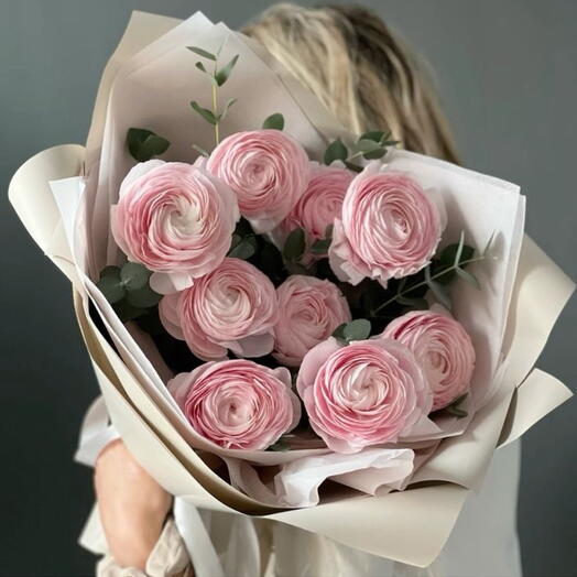 Букет ранункулюсов с эвкалиптом