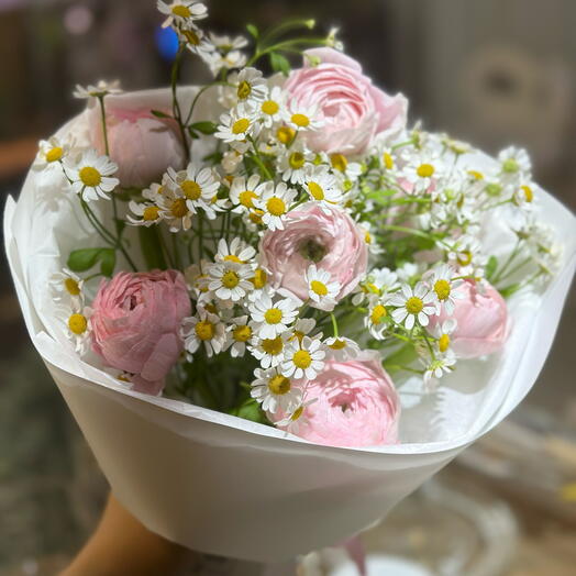 Summer Matricaria with pink ranunculuses