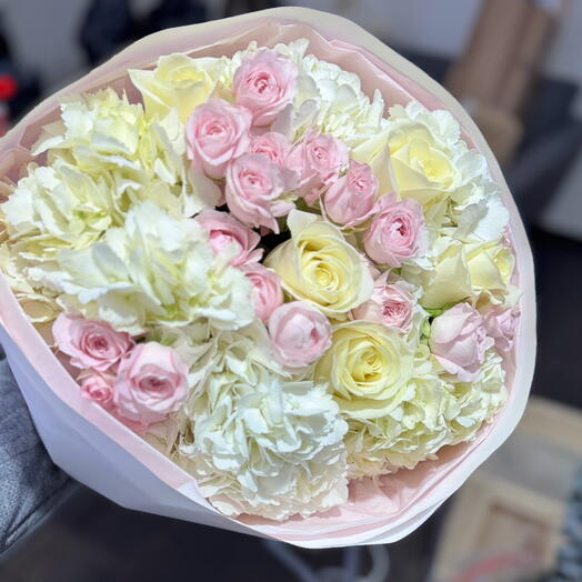 Hortensia mit spray rose