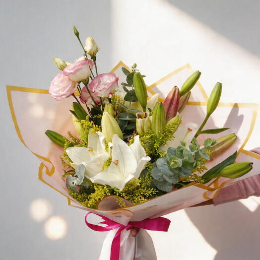 Ramo Elegante de Lirios Blancos y Rosas con Lisianthus – Bouquet Fresco y Delicado para Regalo