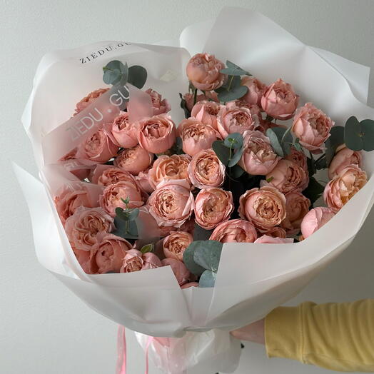 Julietta mono bouquet with greenery