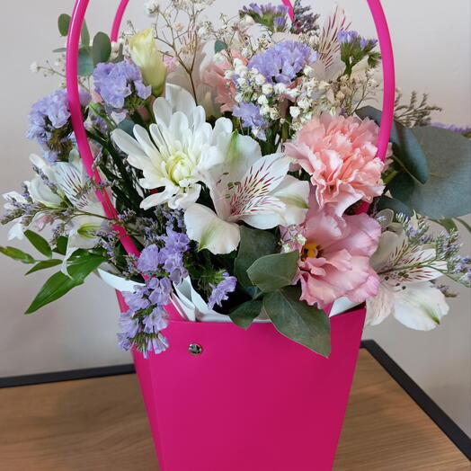 Karanfilli ve lisyantuslu çanta