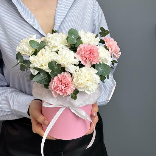 Букет из диантусов и эвкалипта в шляпной коробке