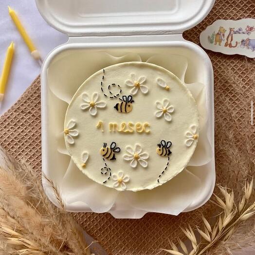 Bento cake with bees
