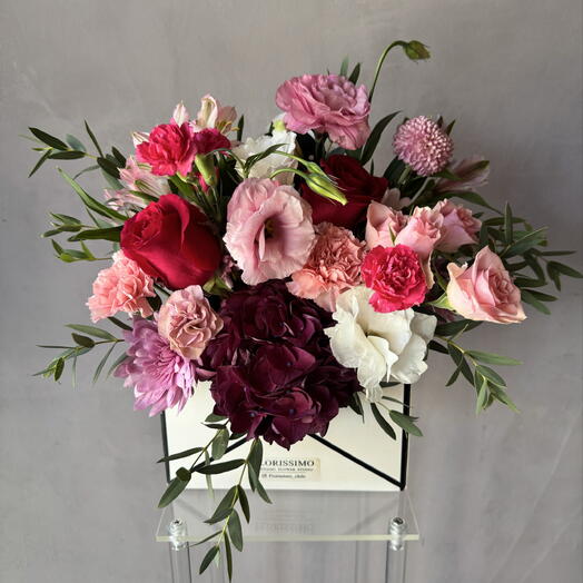 Sobre de flores en tonos fucsia