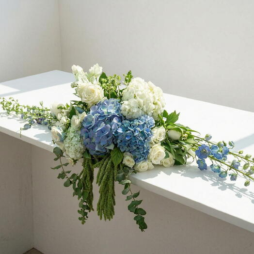 Centro de Mesa Hortensias Elegantes con Rosas Blancas y Eucalipto – Arreglo Premium