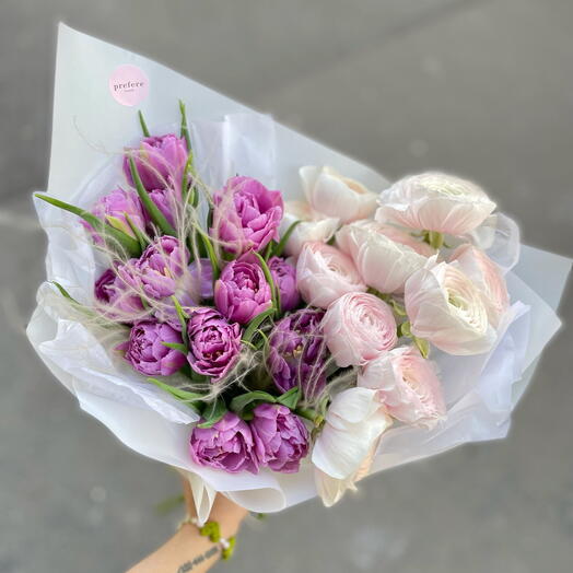 Ranunkulusy and tulips