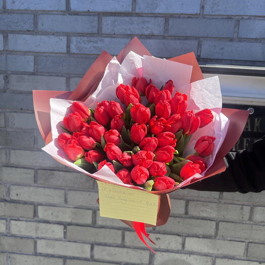 41 красных тюльпана