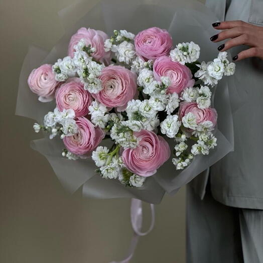Нежное облако – букет из ранункулюсов и маттиолы
