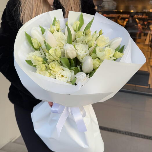 Авторский дуо букет из тюльпанов и эустомы