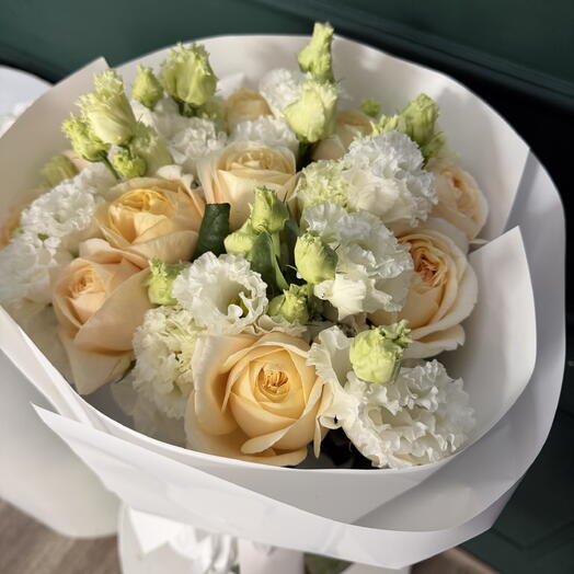 Pfingstrosenartige Rosen mit Eustoma