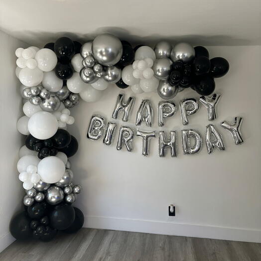 Гирлянда украшает стену.