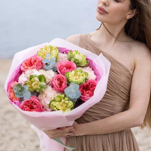 Bouquet romantico di medie dimensioni (rose da giardino Pink Expression, rose da orto, ortensie, eucalipto)