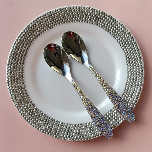 A set of a plate and 2 teaspoons