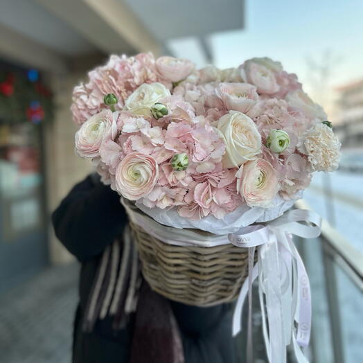 Un cestino con fiori