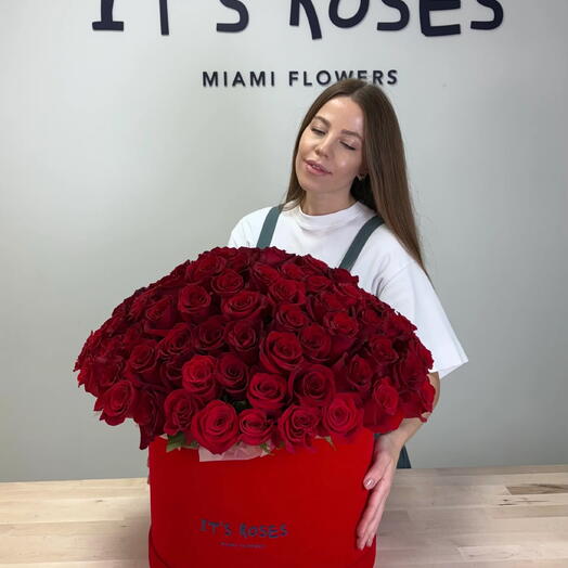 Красные розы в коробке
