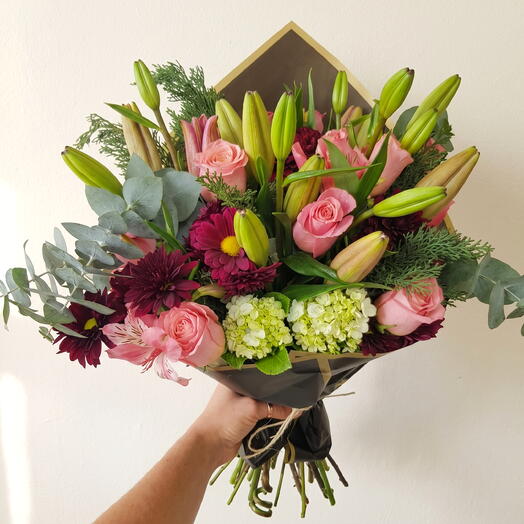 RAMO DE LILIS CON ROSAS ROSADAS