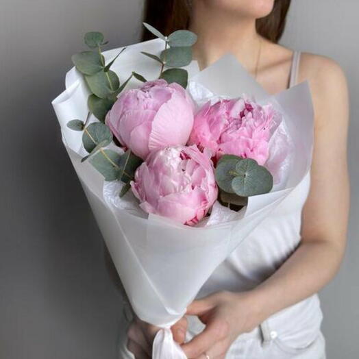 3 пиона с эвкалиптом