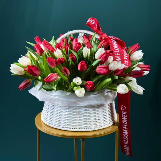 Ведро тюльпанов красных и белых