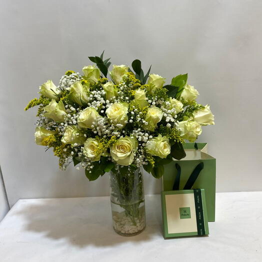 تنسيق ورد أبيض فاخر في فازة 🤍