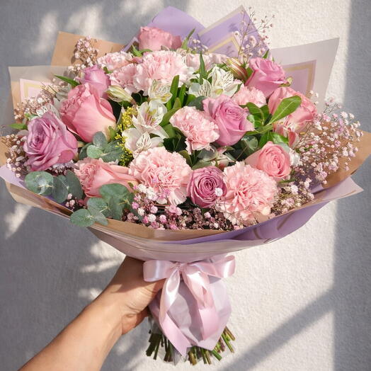 Ramo Caricia Rosada Deluxe – Bouquet de Rosas, Claveles y Alstroemerias Elegantes