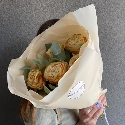 Bouquet of cream roses