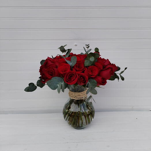 Arreglo rosas rojas con follaje