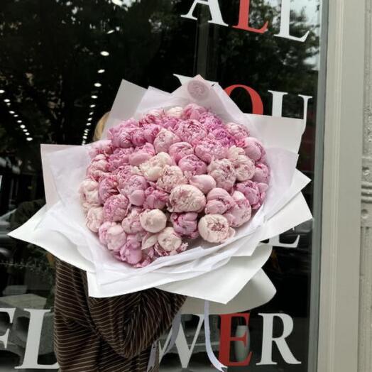 Букет из 41 светло-розового пиона