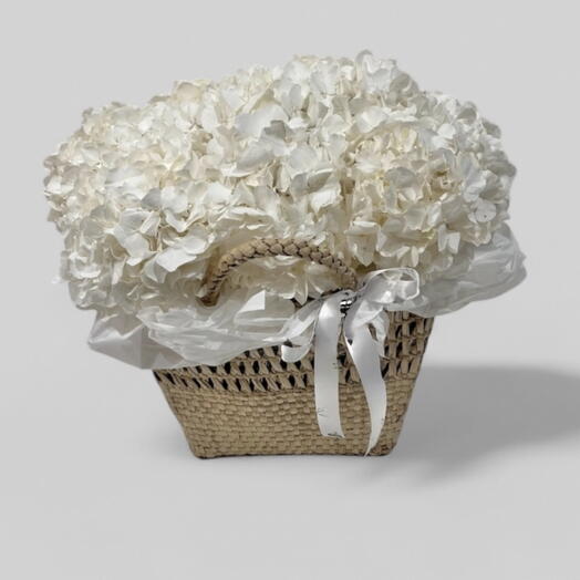 Canasta con hortensias ecuatorianas