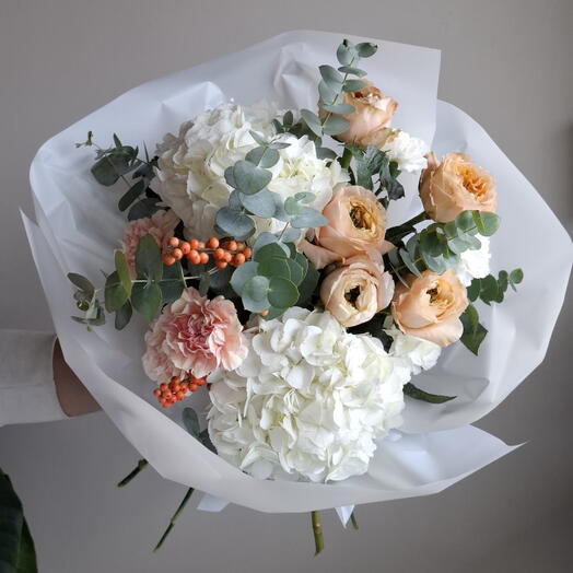 Bouquet with hortensia Winter peach