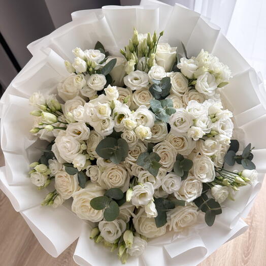 Белый букет из роз и эустомы