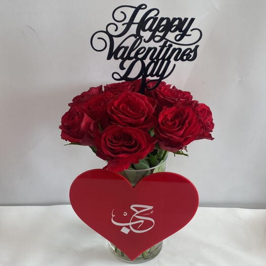 فازه ورد أحمر بشكل قلب مع عبارة حب – هدية رومانسية فاخرة