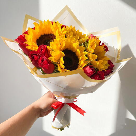 Ramo de Girasoles y Rosas Rojas – Bouquet Elegante y Romantico Premium