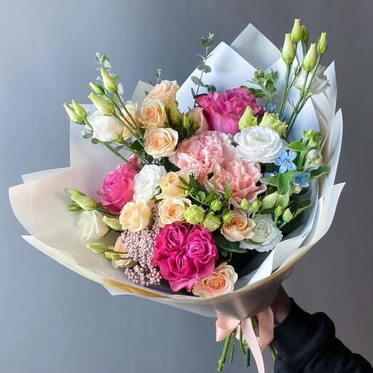 Invictus Colorful with peony roses, lisianthus and carnations