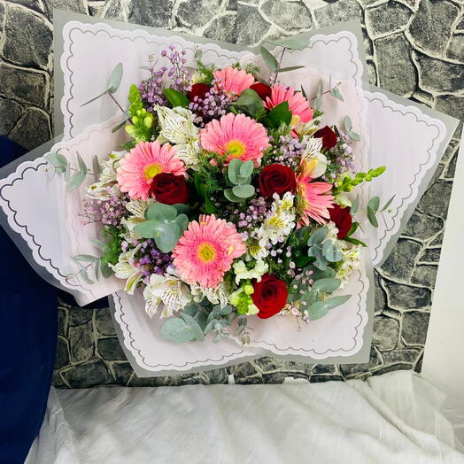 Gerberas y rosas