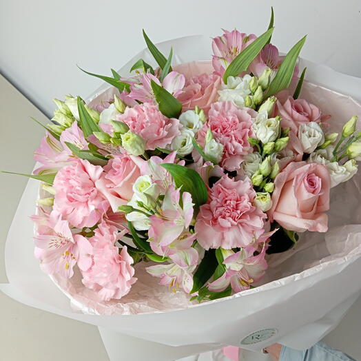 Bouquet of roses, carnation and eustomas