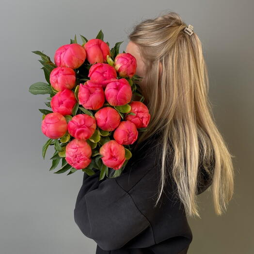 БУКЕТ ИЗ 15 КОРАЛЛОВЫХ ПИОНОВ ПОД ЛЕНТУ