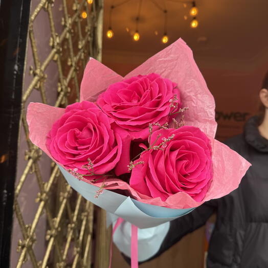 3 roses with Limonium