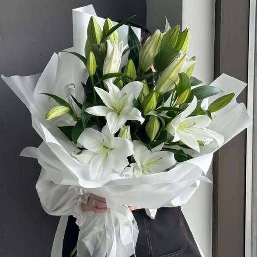 Букет белых лилий
