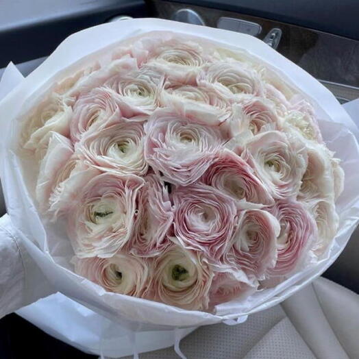 25 ранункулюсов в белом оформлении