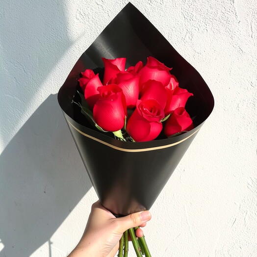 Bouquet Clasico de 15 Rosas Rojas en Papel Negro – Ramo Elegante y Romantico