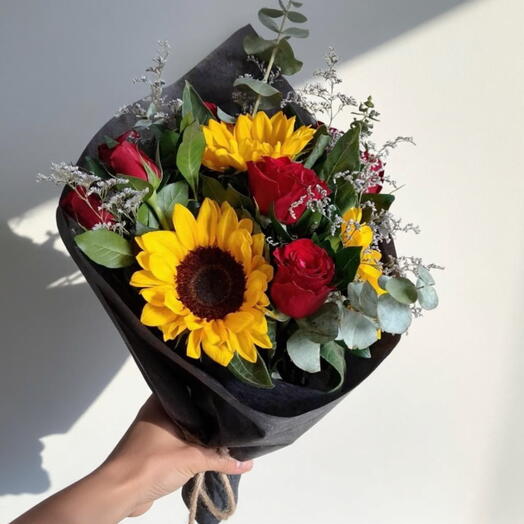Ramo Girasol Radiante con Rosas Rojas – Bouquet Elegante y Vibrante