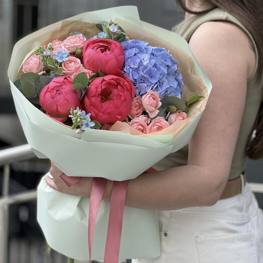 Coral and hydrangea bouquet