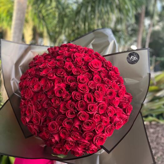 150 red roses