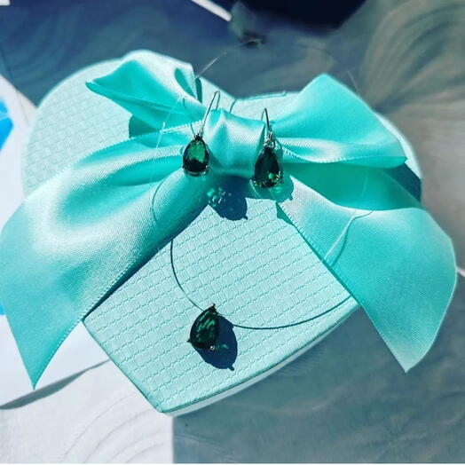 Jewellery Set: Earrings and necklace