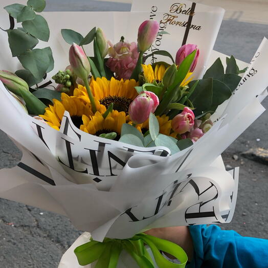 Bouquet de tulipanes con mini girasol